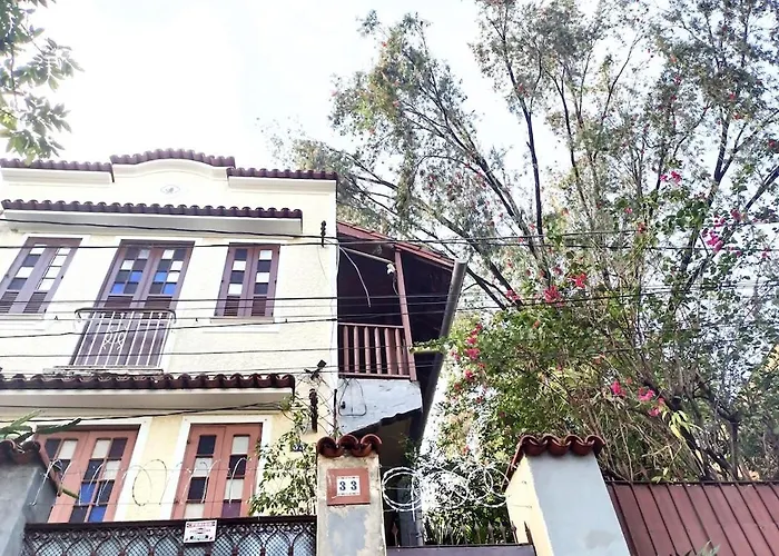 Casarao Com Amplo Quintal, A Paz Ao Lado Do Centro