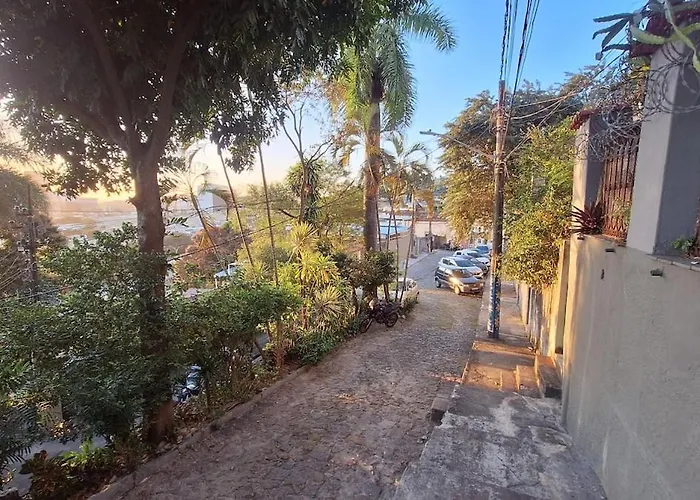 Casarao Com Amplo Quintal, A Paz Ao Lado Do Centro